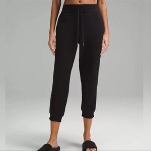 Lululemon Cropped Jogger Pants. Black size 4
